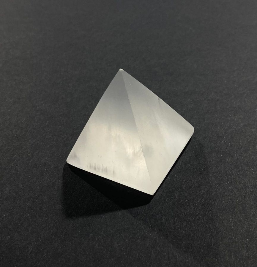 Piramide in Selenite