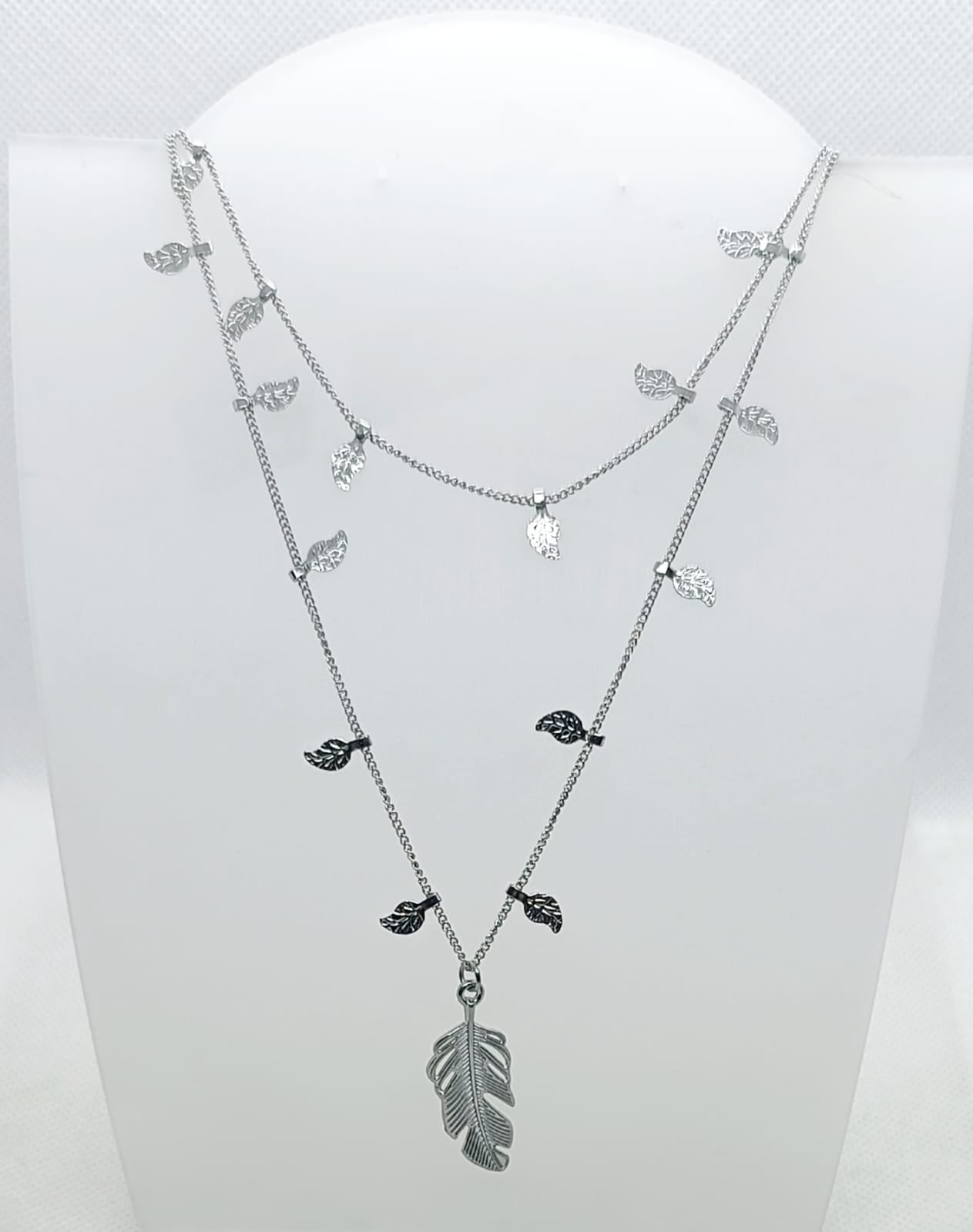 collana in acciaio inossidabile con ciondoli a forma di foglia