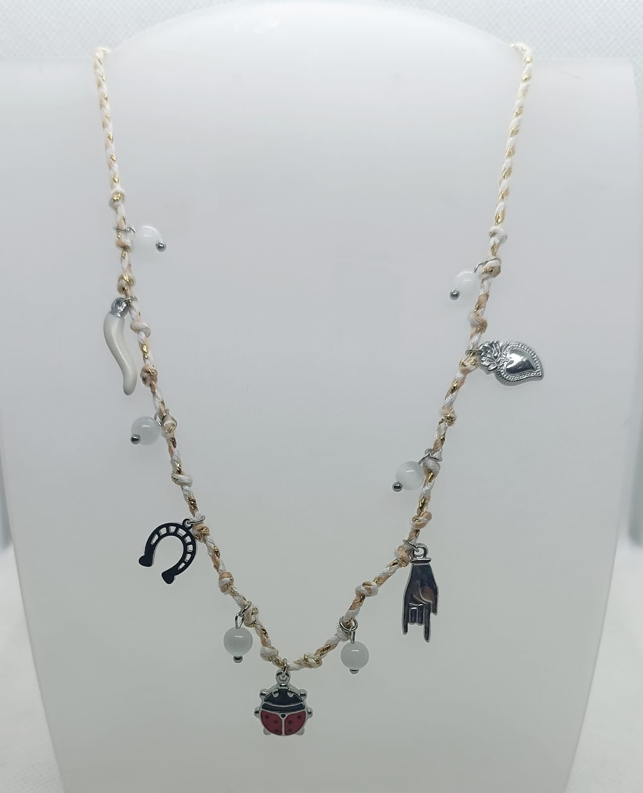 collana in acciaio inossidabile con ciondoli porta-fortuna