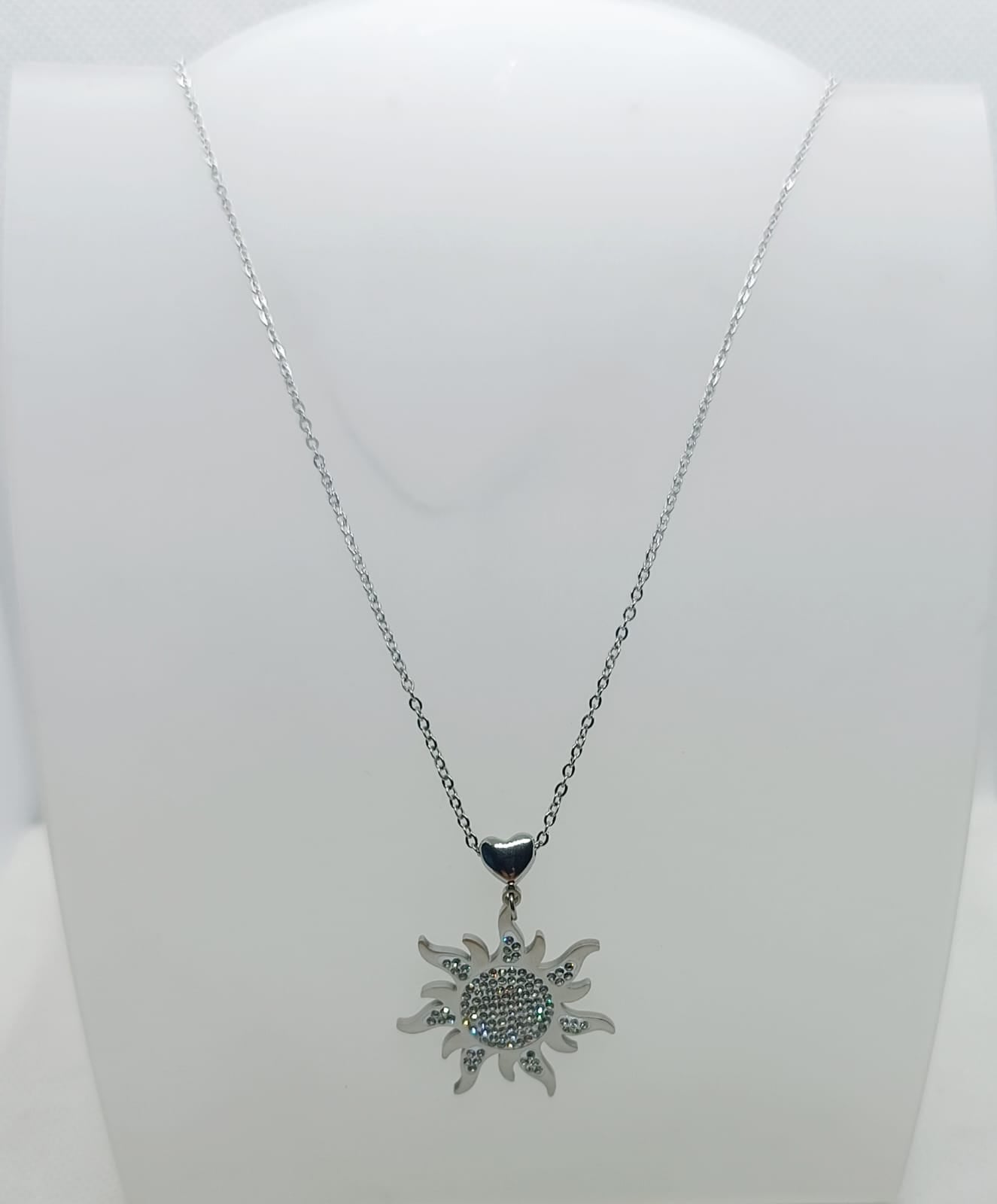collana in acciaio inossidabile con sole con brillantini