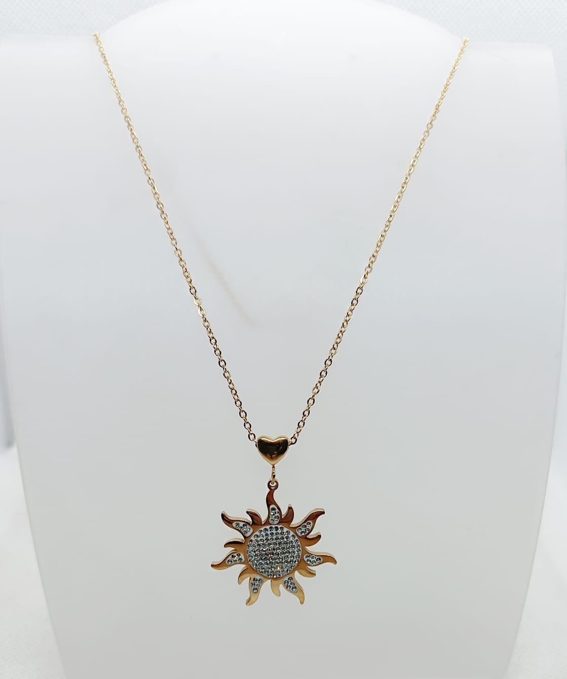 collana in acciaio inossidabile dorata con sole con brillantini