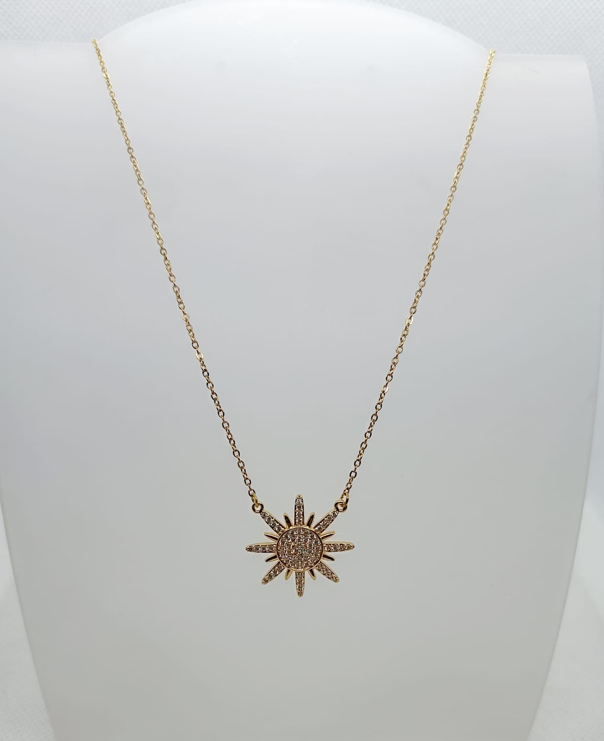 collana in acciaio inossidabile dorata con sole con brillantini