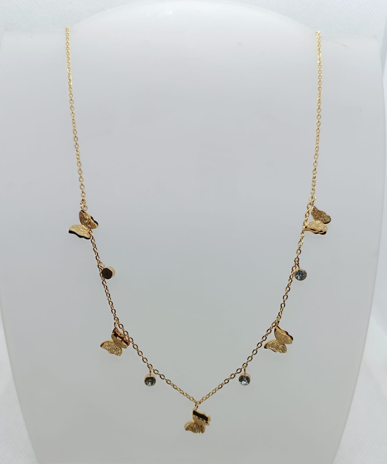collana in acciaio inossidabile dorata con farfalline