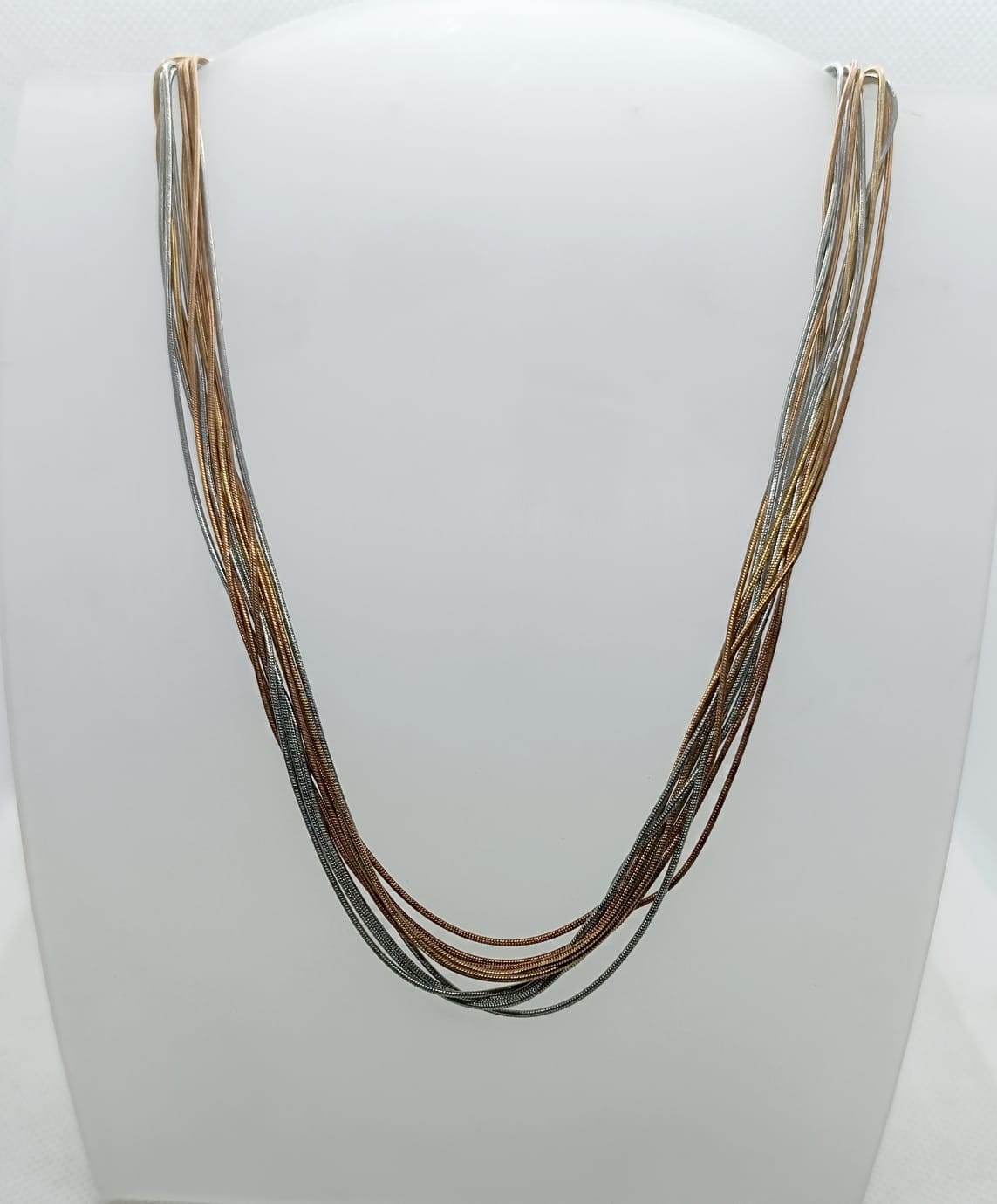 collana in acciaio inossidabile con diversi fili in colori diversi
