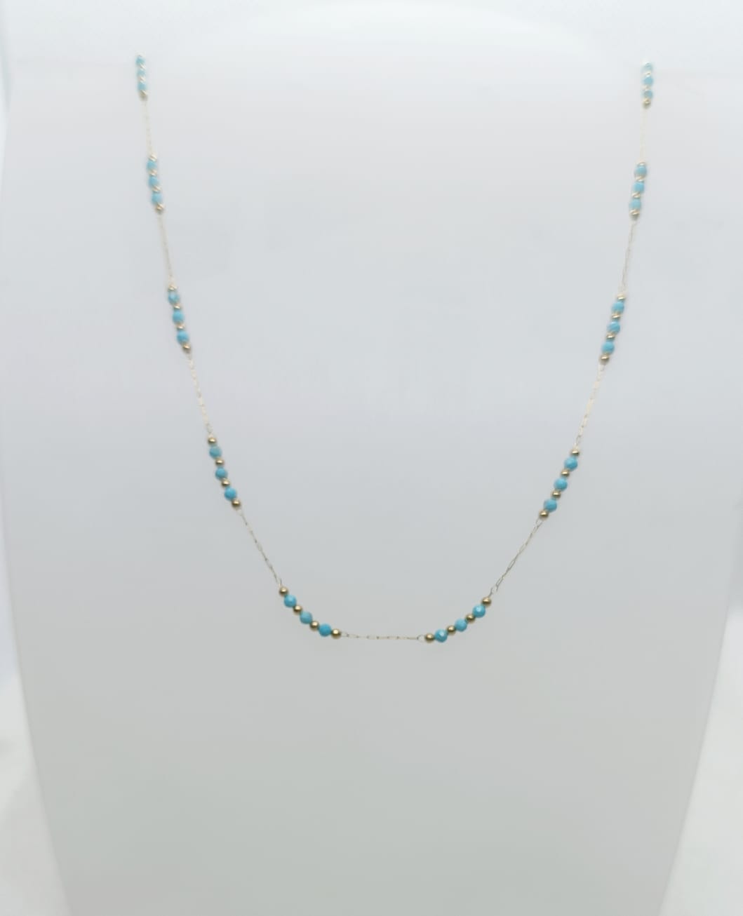 collana in acciaio inossidabile dorata e perline di pasta di turchese