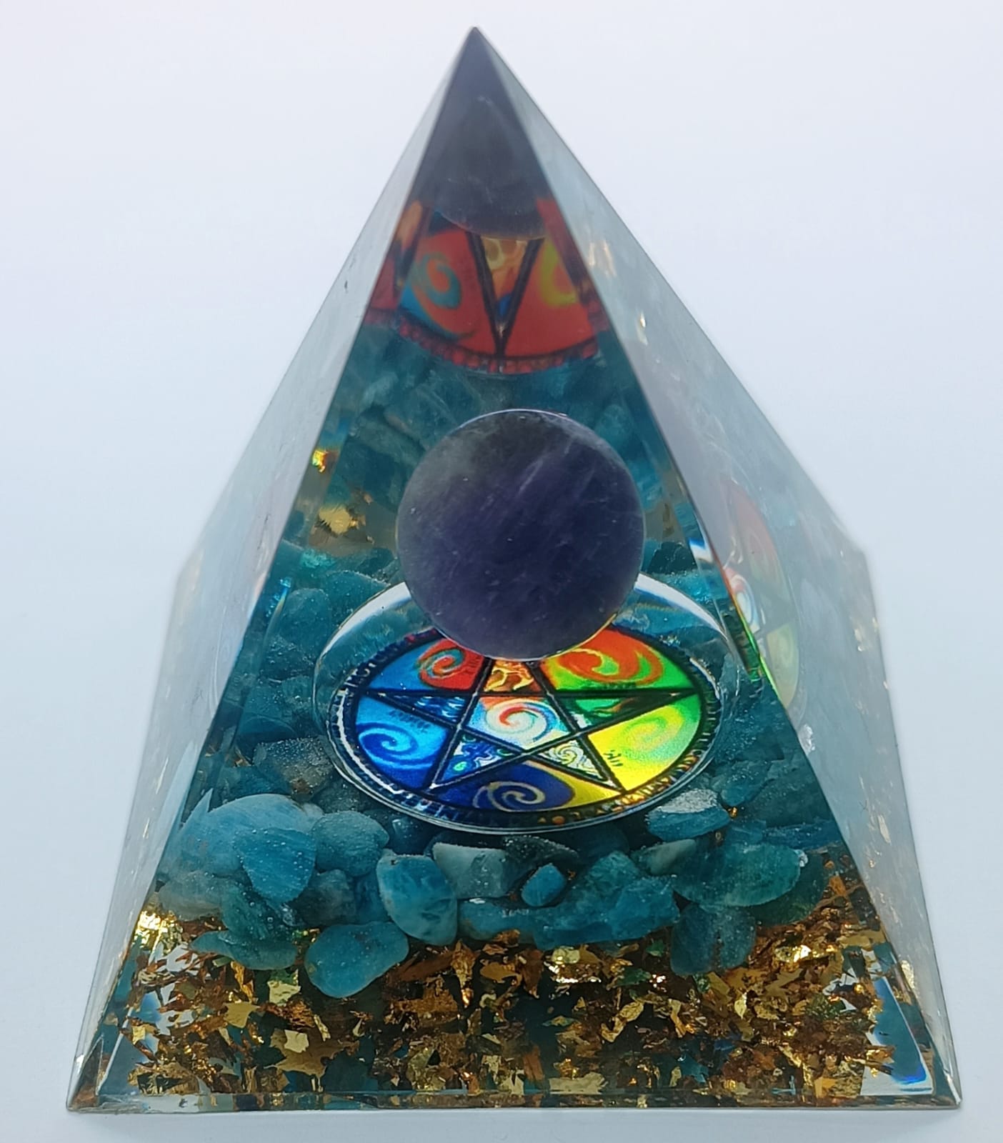 Piramide in Orgonite con Ametista