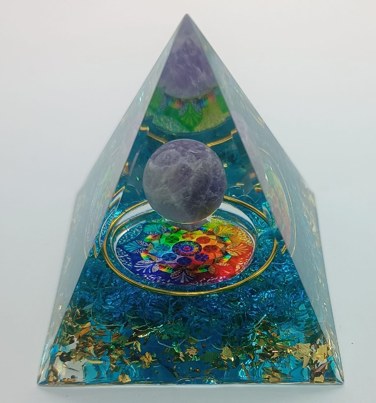 Piramide in Orgonite con Ametista