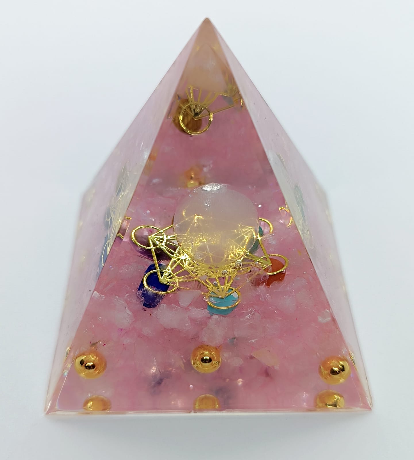 Piramide in Orgonite con Quarzo rosa
