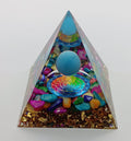 Piramide in orgonite con pietra celeste