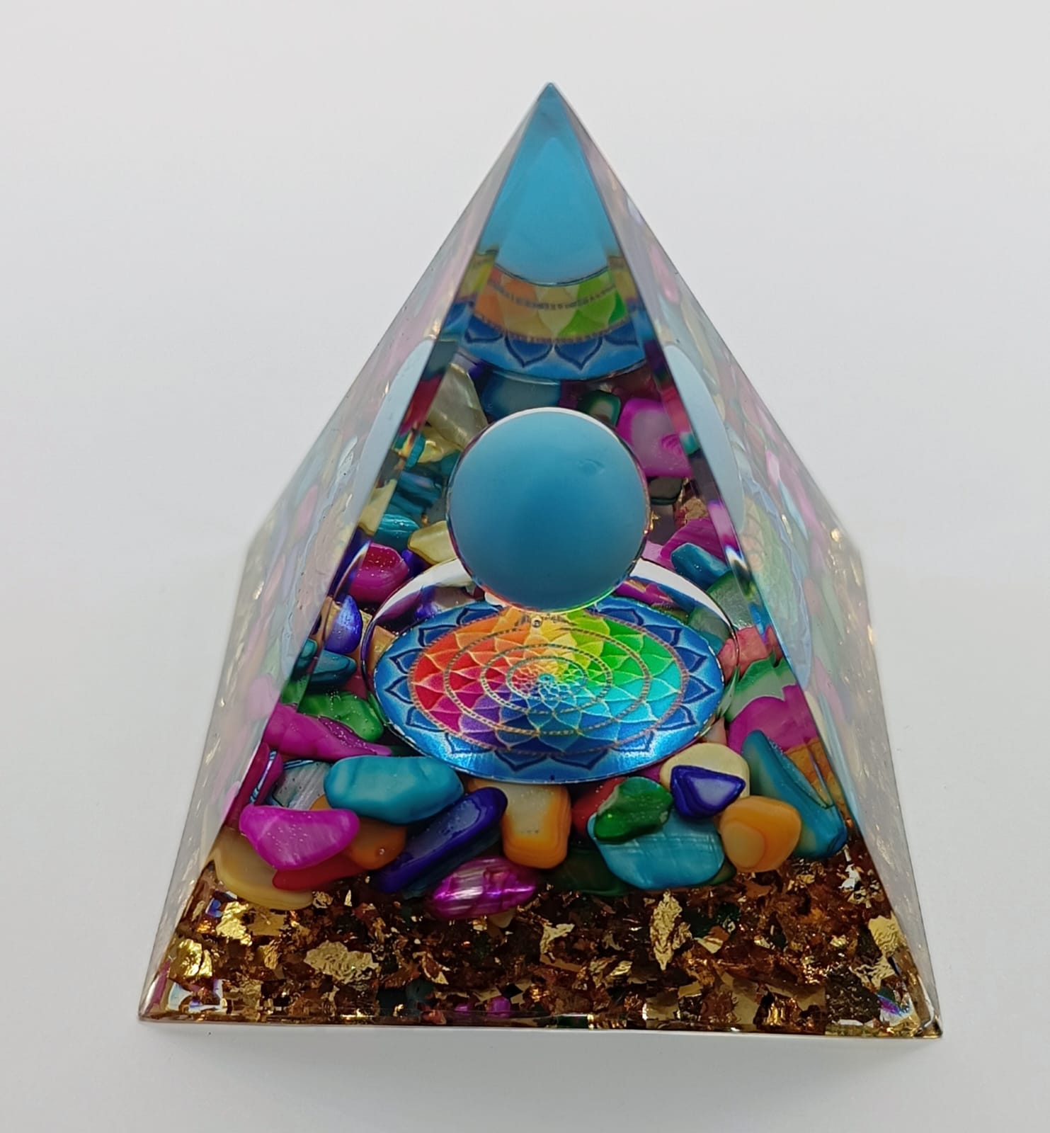 Piramide in orgonite con pietra celeste
